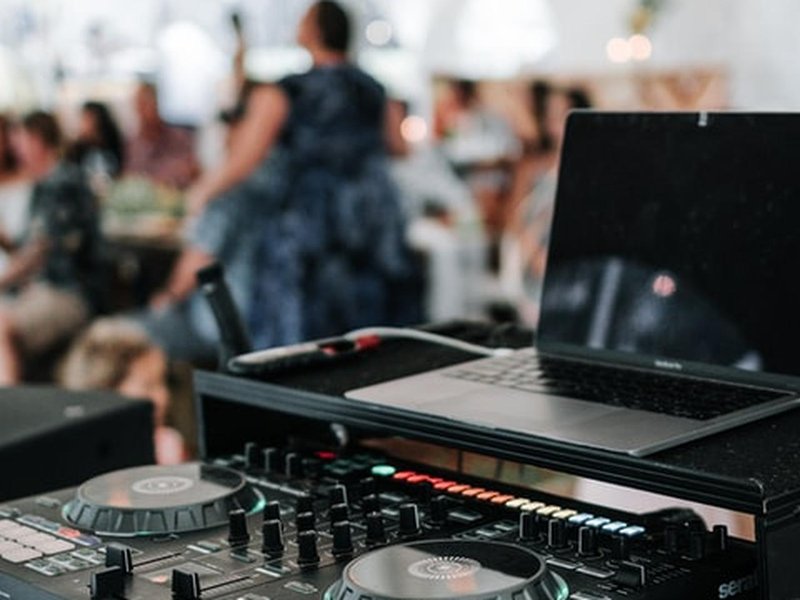Waar moet je rekening mee houden als je een bruiloft dj inhuurt?